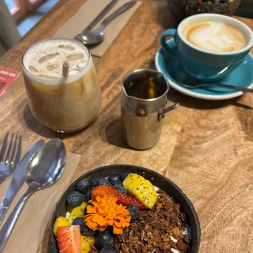 We had breakfast at this lovely little café and really enjoyed it! The coffee was excellent, and everything tasted delicious. The yogurt protein bowl was super tasty (just a bit small), and the pancakes were a real eye-catcher and absolutely amazing.